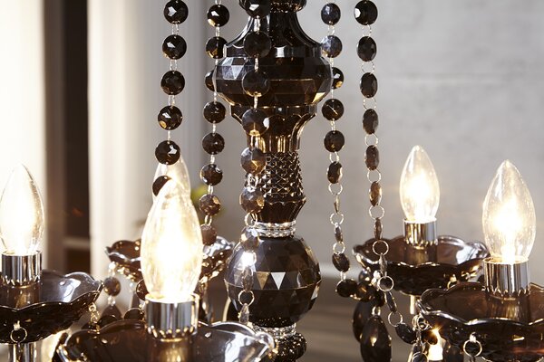 Designový zámecký lustr Karat v černé lesklé barvě s patnácti rameny s dekorativními krystaly 80 cm