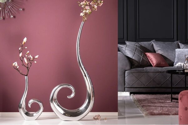 Designová glamour kovová váza Vlna ve stříbrné barvě s asymetrickou zatočenou siluetou 48 cm