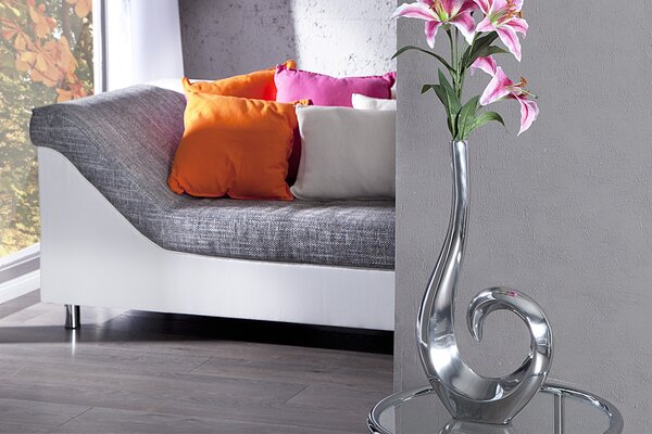 Designová glamour kovová váza Vlna ve stříbrné barvě s asymetrickou zatočenou siluetou 48 cm