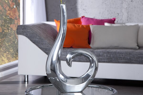 Designová glamour kovová váza Vlna ve stříbrné barvě s asymetrickou zatočenou siluetou 48 cm