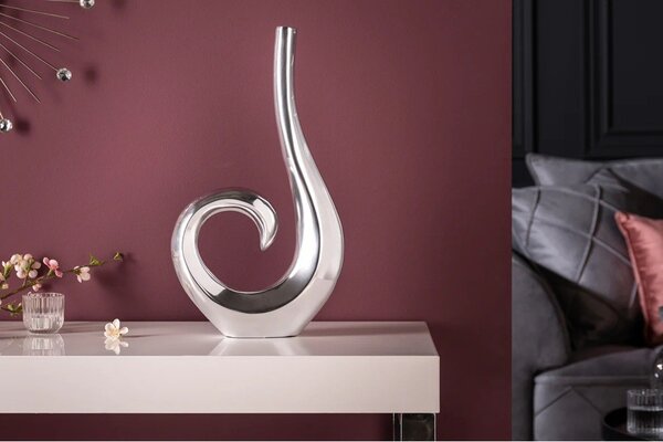 Designová glamour kovová váza Vlna ve stříbrné barvě s asymetrickou zatočenou siluetou 48 cm