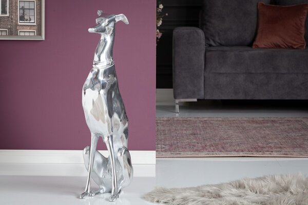 Designová moderní dekorační socha Meli v podobě psa v chromové stříbrné barvě z kovu 69 cm