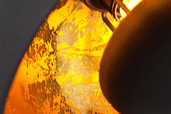 Industriální černá závěsná lampa Raval se třemi kulatými stínítky s obdélníkovou krytinou se zlatými detaily 140 cm