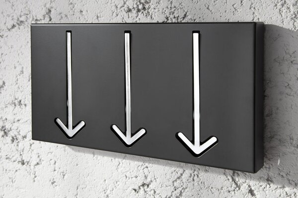 Designový obdélníkový kovový moderní černý závěsný nástěnný věšák Arrow v podobě stříbrných šipek 30 cm