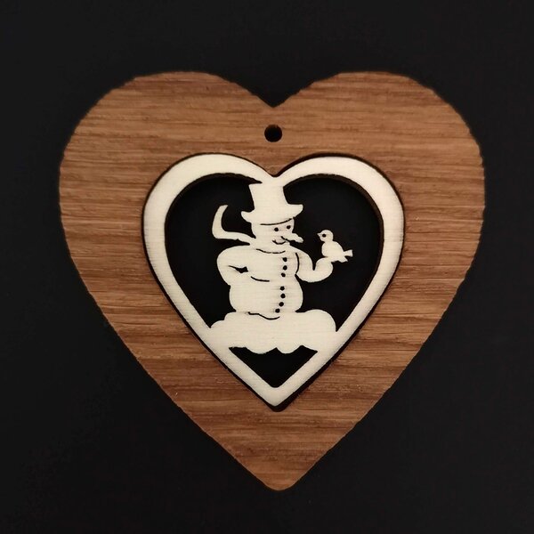 AMADEA Dřevěná ozdoba z masivu s vkladem - srdce se sněhulákem 7 cm