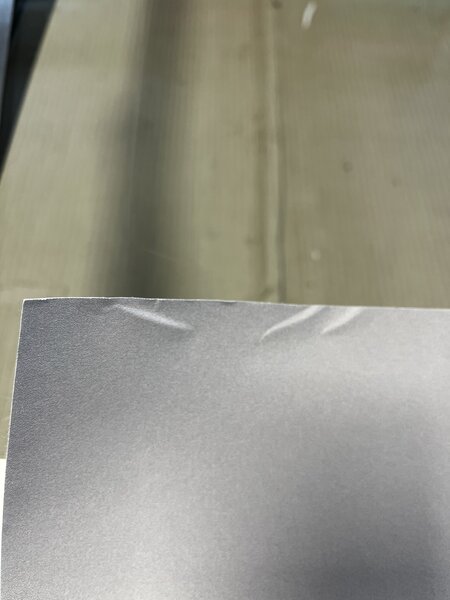 FUGU Tapeta za postel - Hory v mlze grey - pomačkané