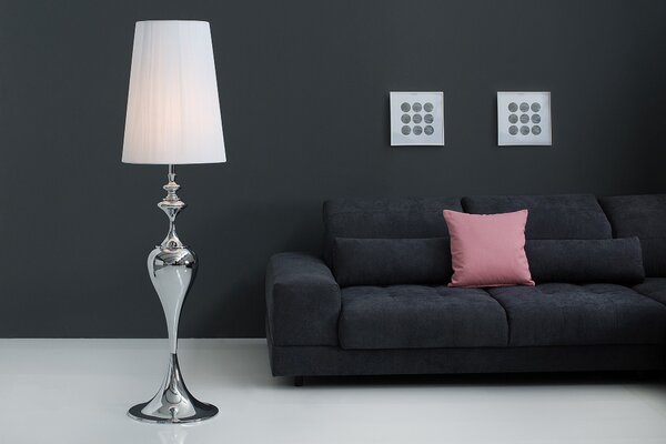 Glamour stojací lampa Lucie s tvarovanou chromovou podstavou ve stříbrné barvě a bílým kulatým stínítkem z nylonu 160 cm