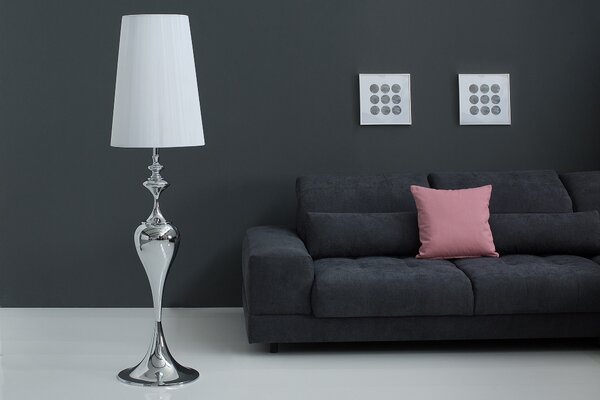 Glamour stojací lampa Lucie s tvarovanou chromovou podstavou ve stříbrné barvě a bílým kulatým stínítkem z nylonu 160 cm