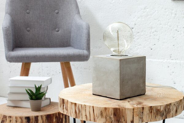 Designová industriální stolní lampa Cement se čtvercovou betonovou základnou v šedé barvě 12 cm
