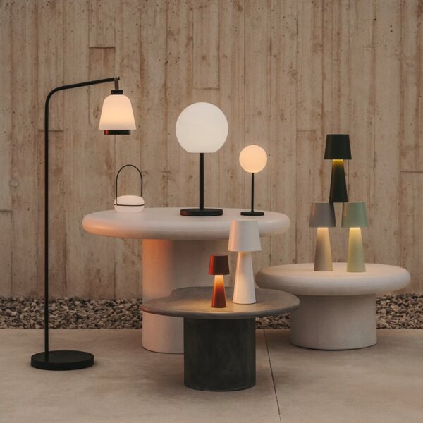 Mátově zelená kovová zahradní stolní LED lampa Kave Home Arenys M