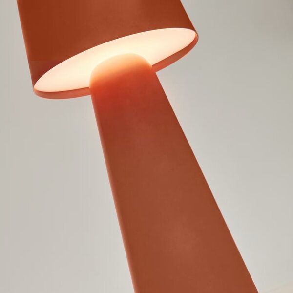 Terakotově červená kovová zahradní stolní LED lampa Kave Home Arenys M