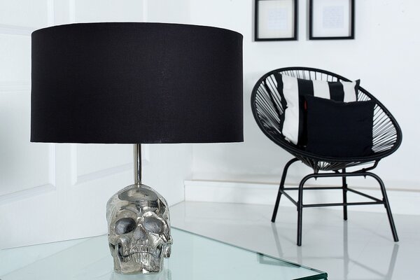 Stylová glamour kulatá kovová stříbrná stolní lampa Skull s nohou v podobě lebky a černým textilním stínítkem 44 cm