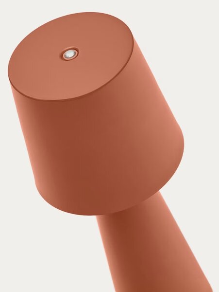 Terakotově červená kovová zahradní stolní LED lampa Kave Home Arenys S