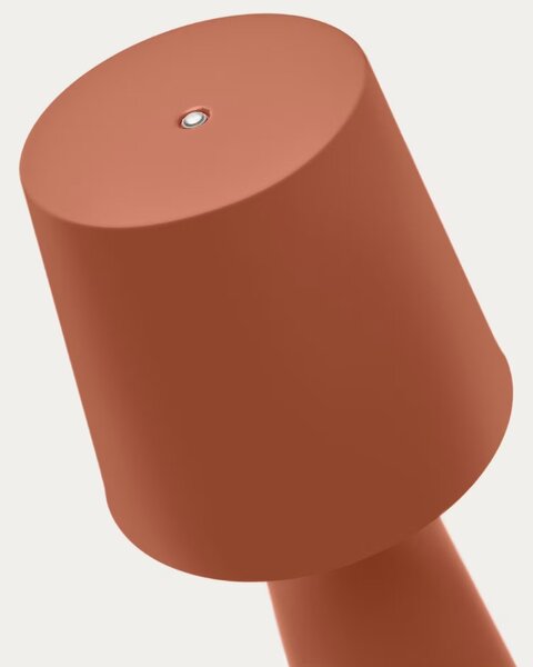 Terakotově červená kovová zahradní stolní LED lampa Kave Home Arenys M