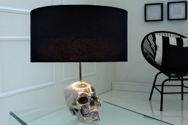Stylová glamour kulatá kovová stříbrná stolní lampa Skull s nohou v podobě lebky a černým textilním stínítkem 44 cm