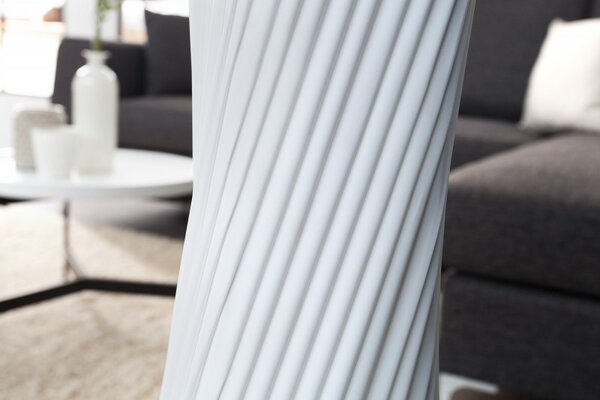 Moderní stylová stojící bílá lampa Harmony se skládaným stínítkem z latexu a černou čtvercovou podstavou 120 cm