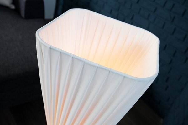 Moderní stylová stojící bílá lampa Harmony se skládaným stínítkem z latexu a černou čtvercovou podstavou 120 cm