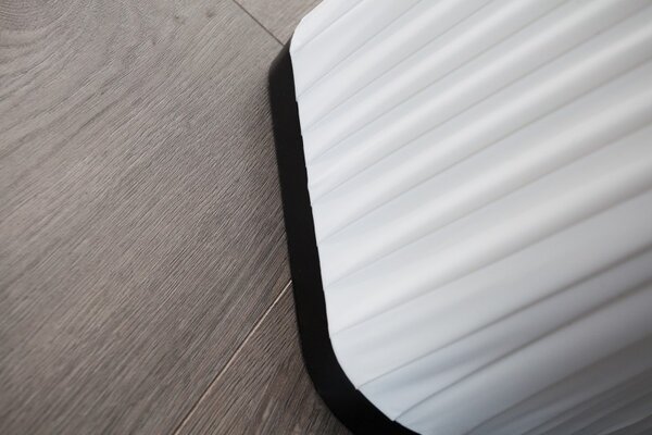 Moderní stylová stojící bílá lampa Harmony se skládaným stínítkem z latexu a černou čtvercovou podstavou 120 cm