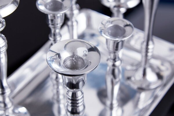 Glamour stříbrný svícen Celeste s obdélníkovou podstavou a chromovými držáky na sedm svíček v art deco stylu 26 cm