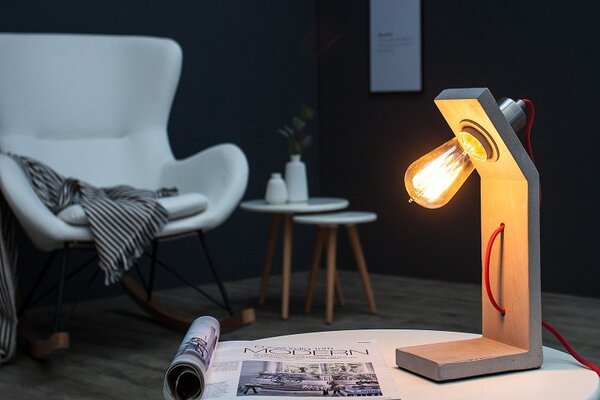 Moderní industriální stolní lampa Cement Structure s šedou atypickou nohou s betonovým designem a odhalenou žárovkou 30 cm