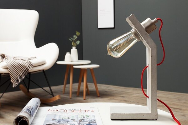 Moderní industriální stolní lampa Cement Structure s šedou atypickou nohou s betonovým designem a odhalenou žárovkou 30 cm