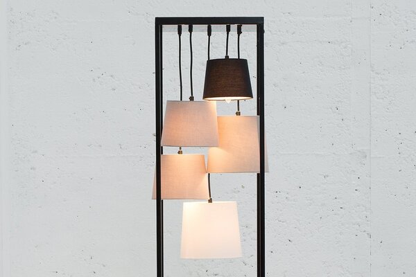 Industriální obdélníková stojící černá lampa Levels s pěti lněnými stínítky v šedých a černých odstínech 180 cm