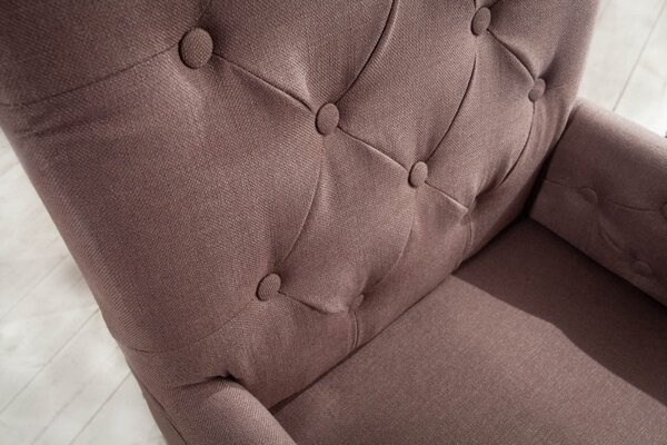 Chesterfield čalouněná židle Silloth v hnědé barvě s područkami 104cm