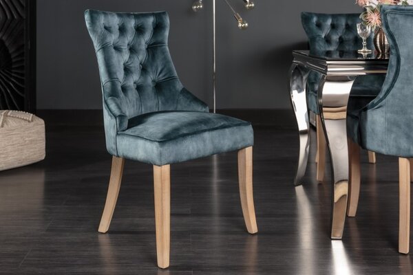 Stylová jídelní židle Torino s tmavomodrým sametovým potahem s chesterfield prošíváním a stříbrným klepadlem 96cm