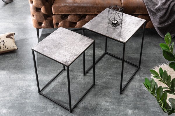 Moderní šedý set příručních stolků Elements se čtvercovou deskou a černou konstrukcí z kovu 40cm