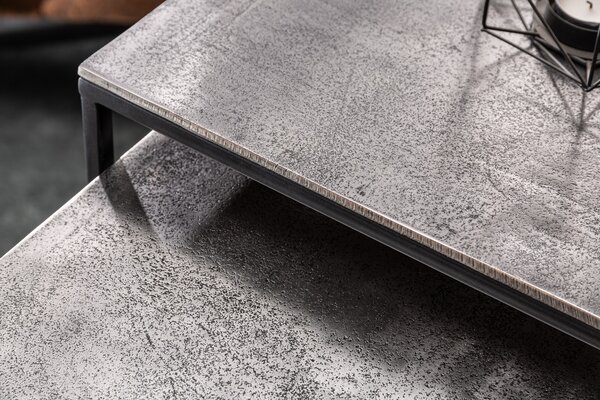 Moderní šedý set příručních stolků Elements se čtvercovou deskou a černou konstrukcí z kovu 40cm