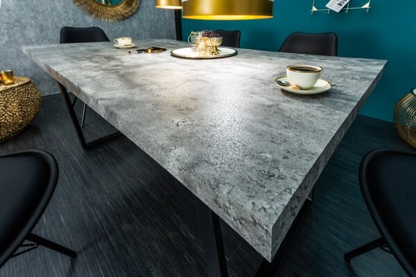 Industriální obdélníkový jídelní stůl Garret Beton s černými kovovými nohami a šedou cementovou deskou 160 cm