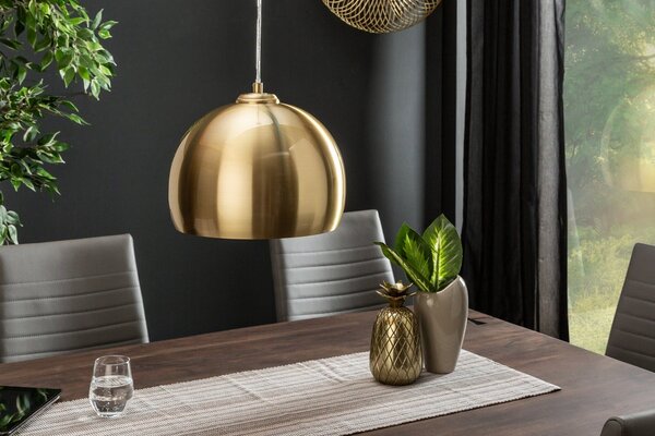 Art deco kulatý závěsný lustr Aurora ve zlaté barvě s kovovým lesklým povrchem a tvarem nedokončené koule 30 cm