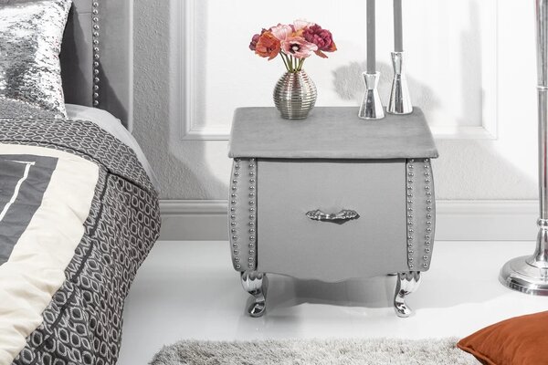 Designový glamour noční stolek Caledonia se zásuvkou a šedým sametovým potahem a chromovými kabriolovými nohama 47 cm