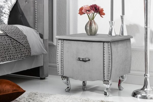 Designový glamour noční stolek Caledonia se zásuvkou a šedým sametovým potahem a chromovými kabriolovými nohama 47 cm
