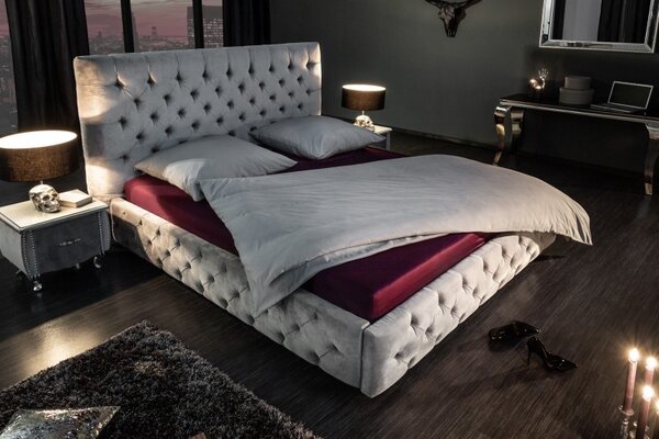 Chesterfield čalouněná šedá sametová postel Kreon I s vysokým čelem 210cm