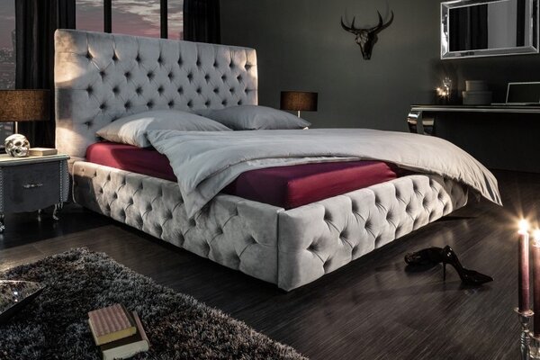 Chesterfield čalouněná šedá sametová postel Kreon I s vysokým čelem 210cm