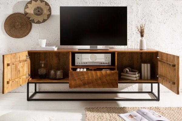 Moderní dřevěný TV stolek Cumbria v hnědém odstínu s černou kovovou konstrukcí 160cm