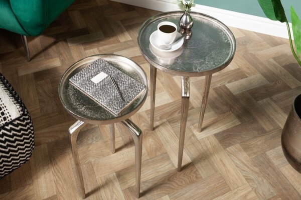 Moderní set dvou kulatých příručních stolků Notion z kovu ve stříbrné barvě 59cm