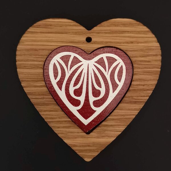 AMADEA Dřevěná ozdoba z masivu s barevným vkladem - srdce se vzorem 8 cm