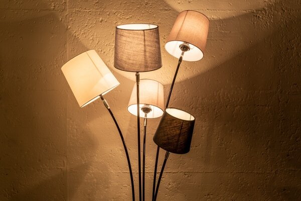 Moderní stojací lampa Elegans z kovu s pěti stínítky 176cm
