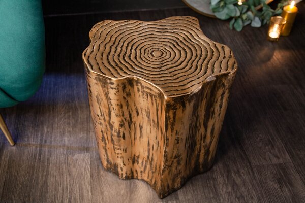 Orientální jedinečný příruční stolek Anillko s nadčasovou kresbou na povrchové desce ve tvaru kmene stromu zlaté barvy 47cm