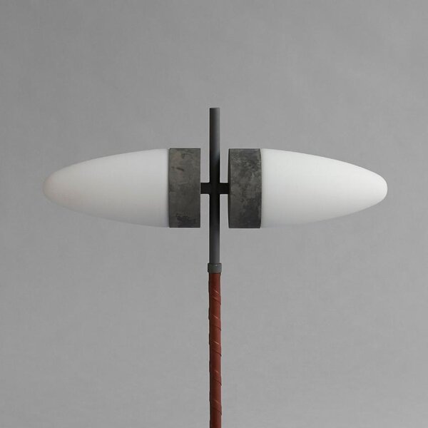 Opálově bílá skleněná stojací lampa 101Copenhagen Bull 140 cm s mramorovou podstavou