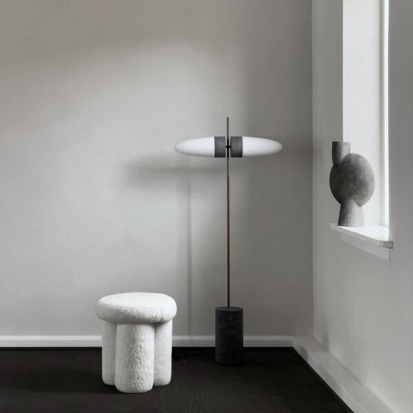 Opálově bílá skleněná stojací lampa 101Copenhagen Bull 140 cm s mramorovou podstavou