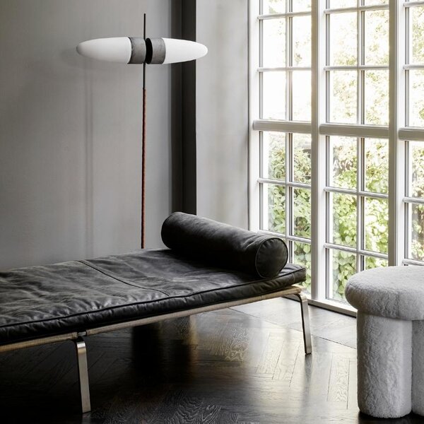 Opálově bílá skleněná stojací lampa 101Copenhagen Bull 140 cm s mramorovou podstavou