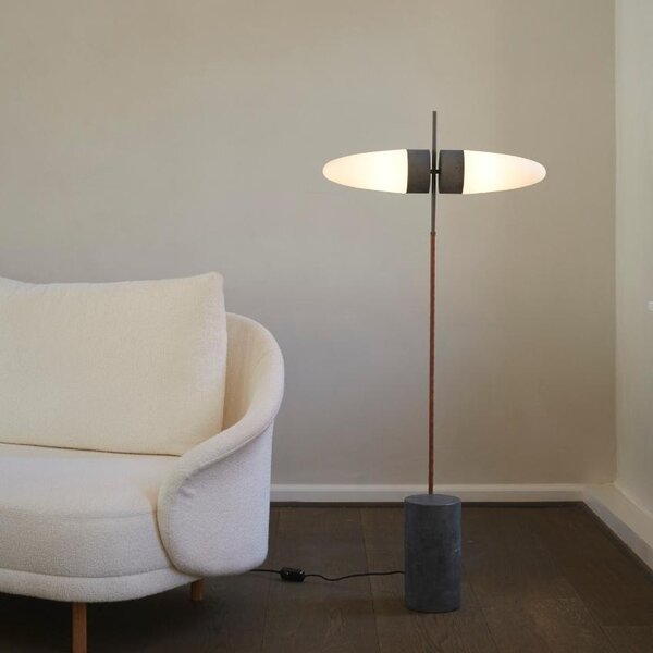 Opálově bílá skleněná stojací lampa 101Copenhagen Bull 140 cm s mramorovou podstavou
