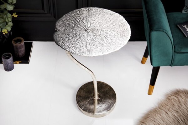 Art-deco stylový příruční stolek Zapalota z kovu ve tvaru listu ve stříbrné barvě 40cm