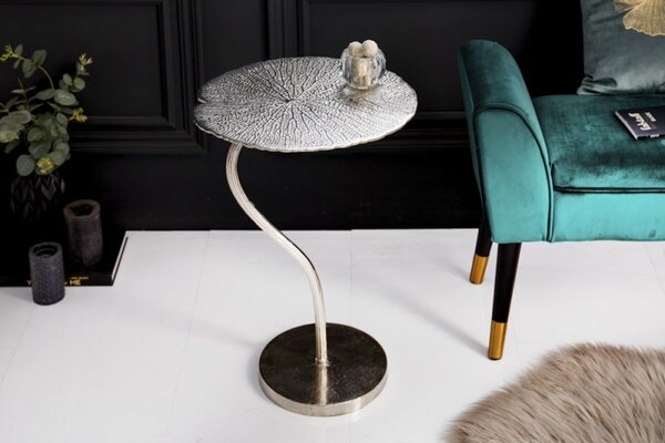 Art-deco stylový příruční stolek Zapalota z kovu ve tvaru listu ve stříbrné barvě 40cm