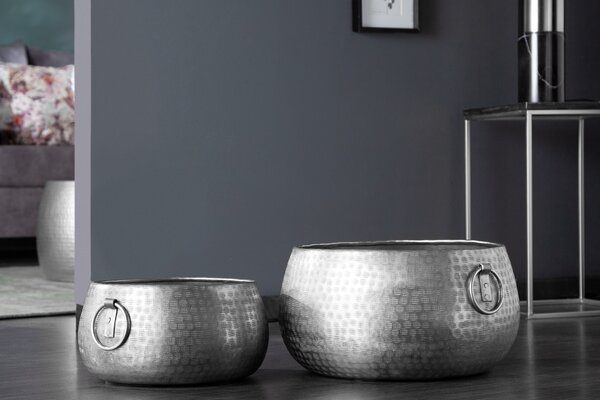 Orientální designový set nízkých stříbrných květináčů Cobre ze slitiny kovu s kulatými rukojeťmi 40cm