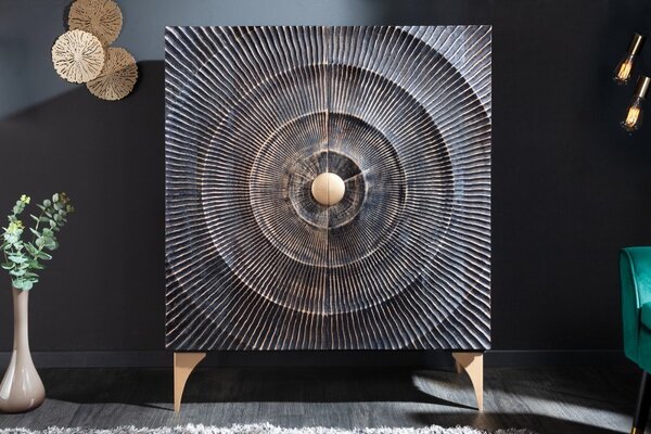 Luxusní vysoká komoda Cumbria zdobená ornamenty z masivního mangového dřeva v art deco stylu 120cm