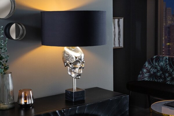 Art deco stříbrná stolní lampa Uma s kovovou lebkou, černým kulatým stínítkem a mramorovou podstavou 56cm